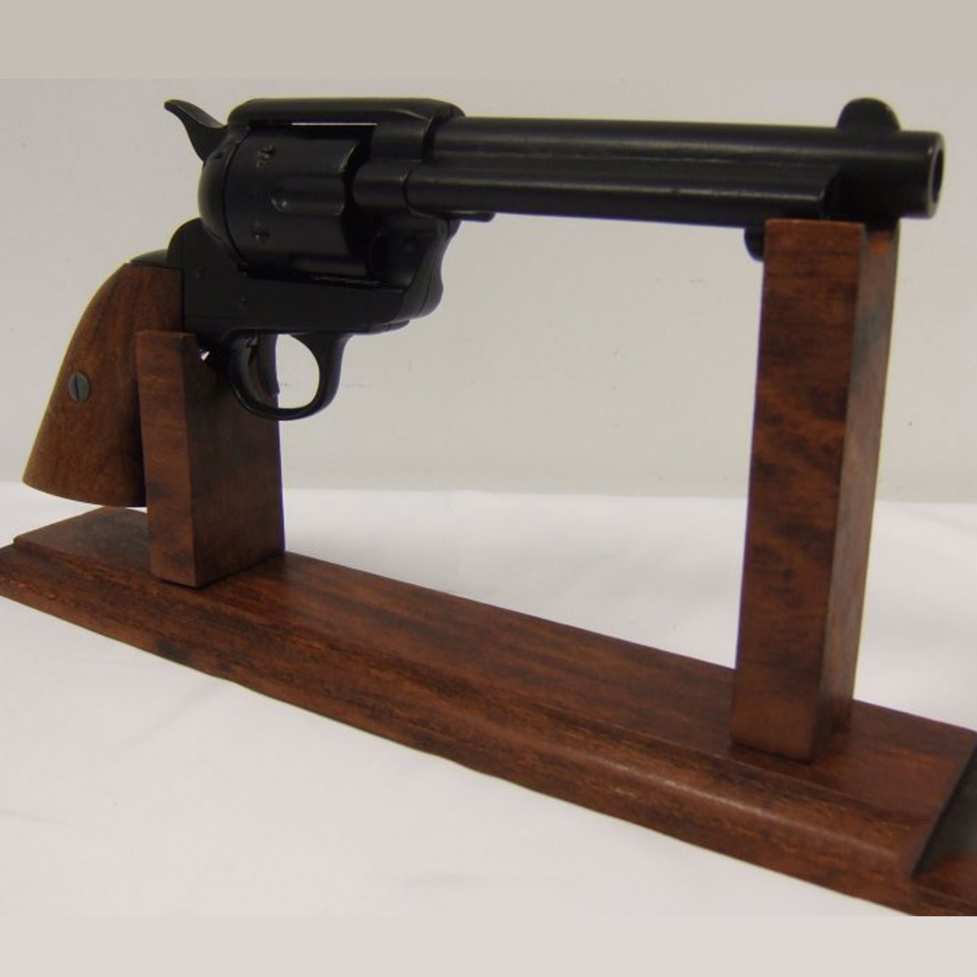 Revolver-cal.-45-Peacemaker-5½,-USA-1873.-Ref.-1106N.-DENIX.-(2)